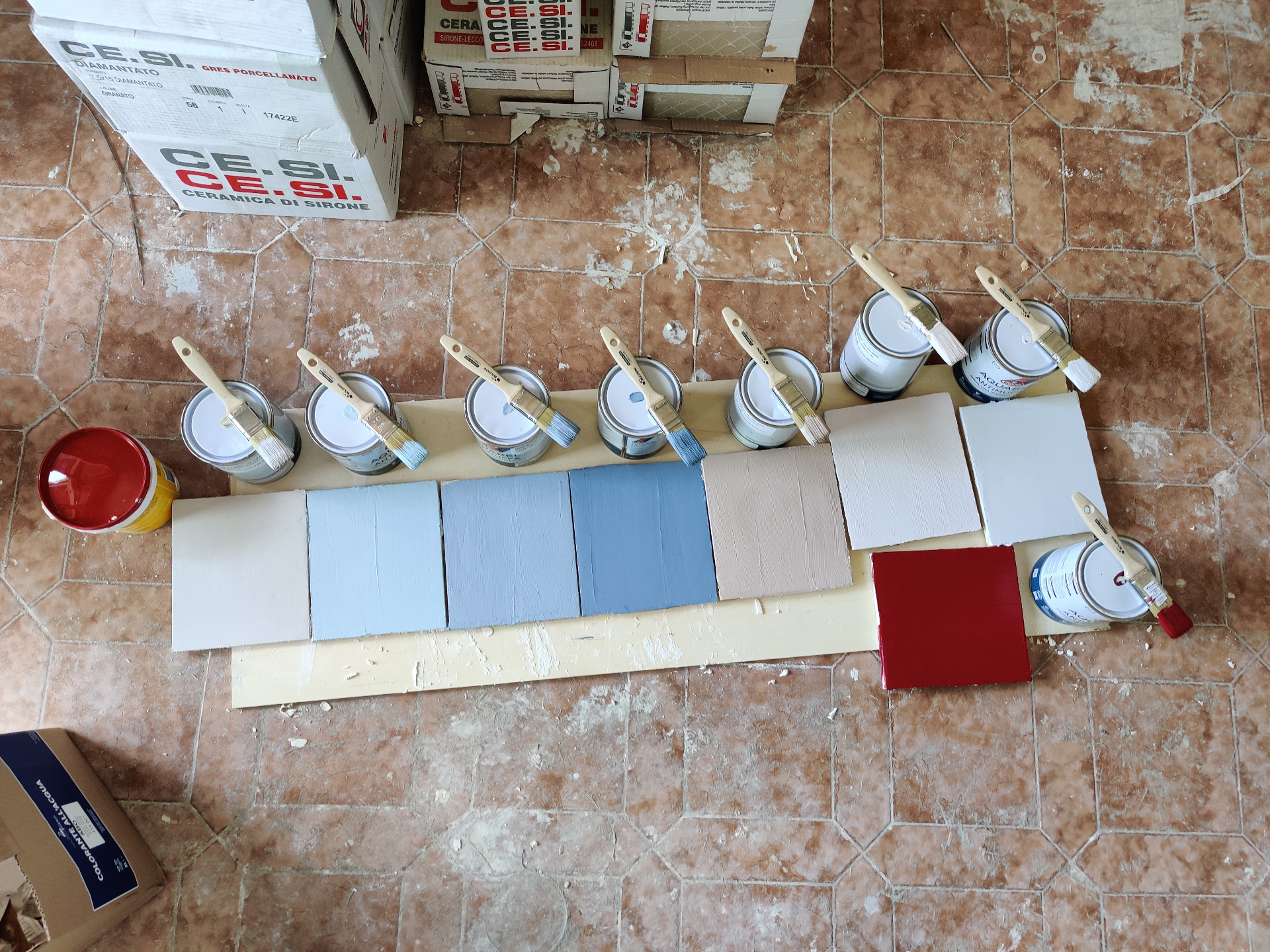 Prove colore e campionature materiali per una ristrutturazione residenziale